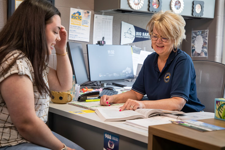 advisor helping student